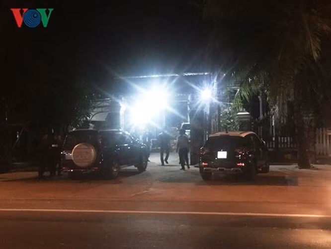 Cơ quan điều tra cũng đã khám xét khu vực lán trại ở khu vực biên giới (cách thị trấn Ea T’ling, huyện Cư Jút, tỉnh Đắk Nông hơn 100km), đồng thời tạm giữ 7 công nhân đang làm việc tại đây (ảnh: Quốc Học - Tuấn Long)