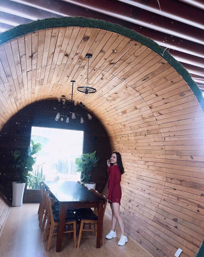 Nhưng rồi, mong muốn trở thành hướng dẫn viên du lịch thôi thúc cô gái trẻ quyết tâm trở lại. Vốn thể trạng quen ăn nhiều từ nhỏ, lại ít vận động nên cô nàng không thể nhanh chóng cắt giảm khẩu phần ăn.