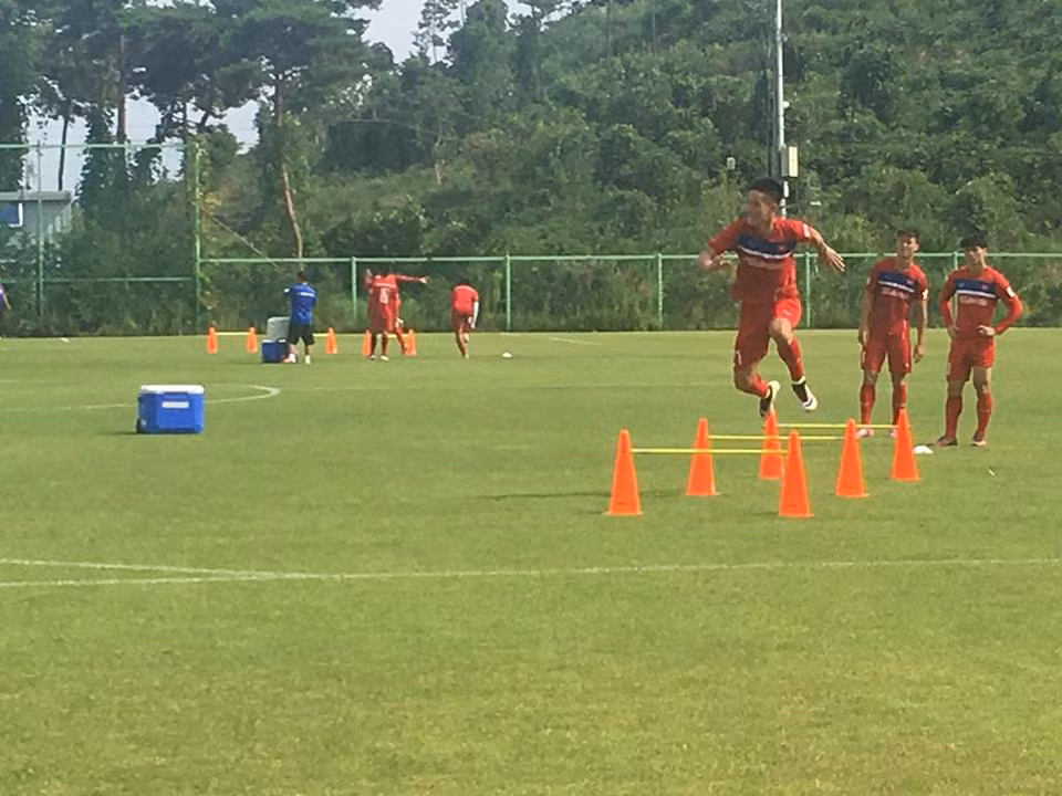 HLV Nguyễn Hữu Thắng cho biết, BHL rất hài lòng về tinh thần và ý thức phấn đấu của các cầu thủ. Sự tiến bộ cũng đã được thể hiện một cách rõ nét, đặc biệt là về thể lực cũng nhưng sự ăn ý trong phối hợp kiểm soát bóng. Ảnh: Bongda.com.vn