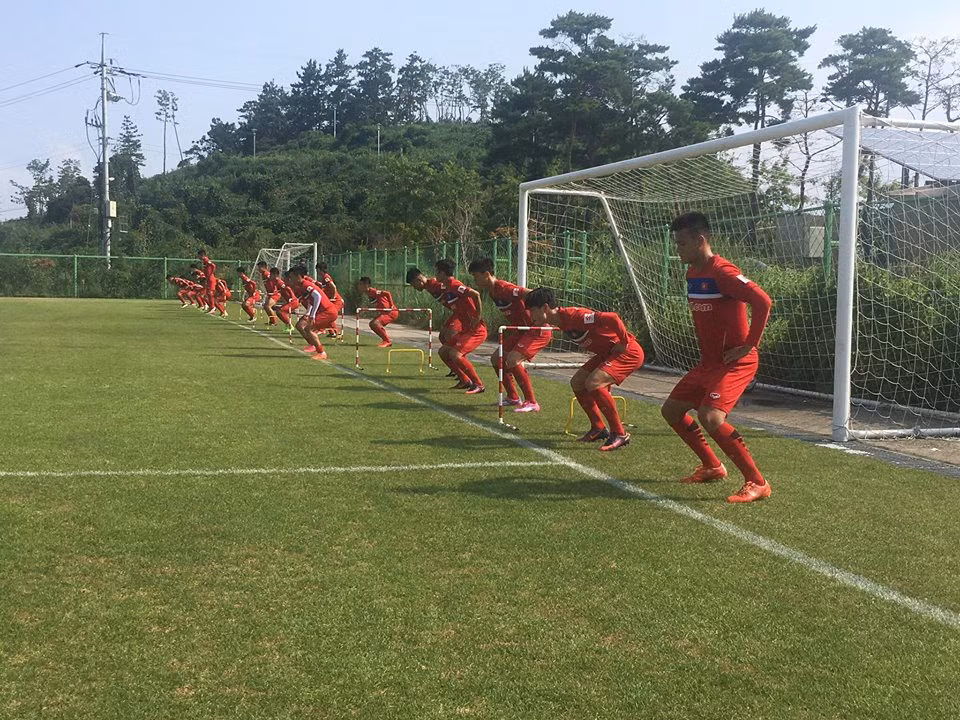 Sau bài tập thể lực, HLV Hữu Thắng đã cho các học trò rèn các mảng miếng về kỹ chiến thuật. Tất cả các cầu thủ đều đang có trạng thái rất tốt cả về tinh thần lẫn thể trạng. Ảnh: Bongda.com.vn