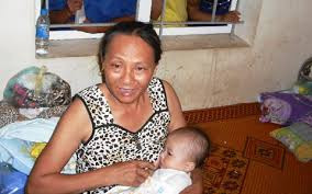 Nhưng nói gì thì nói, suy cho cùng, những hành động trên của bà cũng là xuất phát từ tình thương cháu, vì vậy nhiều người cũng nhắn nhủ rằng hội các bà mẹ cũng đừng cay nghiệt hay lạnh lùng quá. Trước khi là bà, bà nội cũng là một người mẹ như chúng ta.