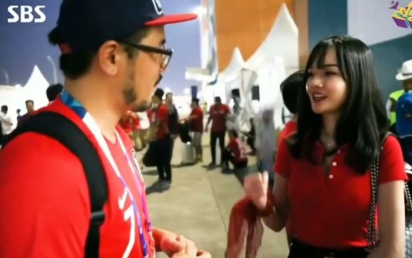 Mời đây, một đài truyền hình lớn tại Hàn Quốc đã phỏng vấn được nữ CĐV U23 Việt Nam tại Indonesia và đoạn clip nhanh chóng được chia sẻ, dân mạng xứ Kim Chi ngay lập tức tìm kiếm thông tin của cô gái này bởi nhan sắc cực xinh đẹp và phát âm tiếng Anh cực trôi chảy.