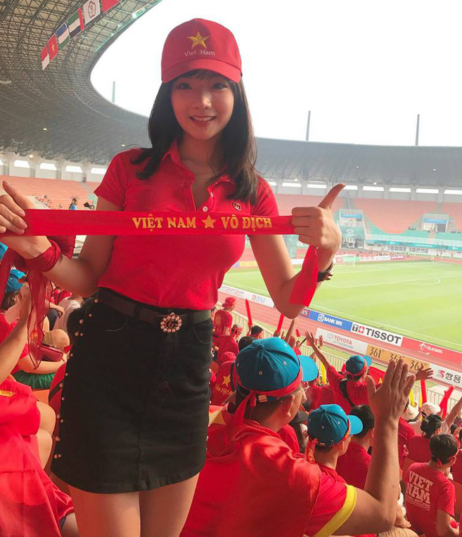 Theo tìm hiểu của dân mạng, nữ CĐV U23 Việt Nam nổi bật trên sóng truyền hình Hàn Quốc có tên là Thủy Tiên. Cô bạn này sinh năm 1997, là một gương mặt khá quen thuộc tại Việt Nam, đặc biệt với danh hiệu Người đẹp áo dài trong cuộc thi Nữ hoàng trang sức 2017.