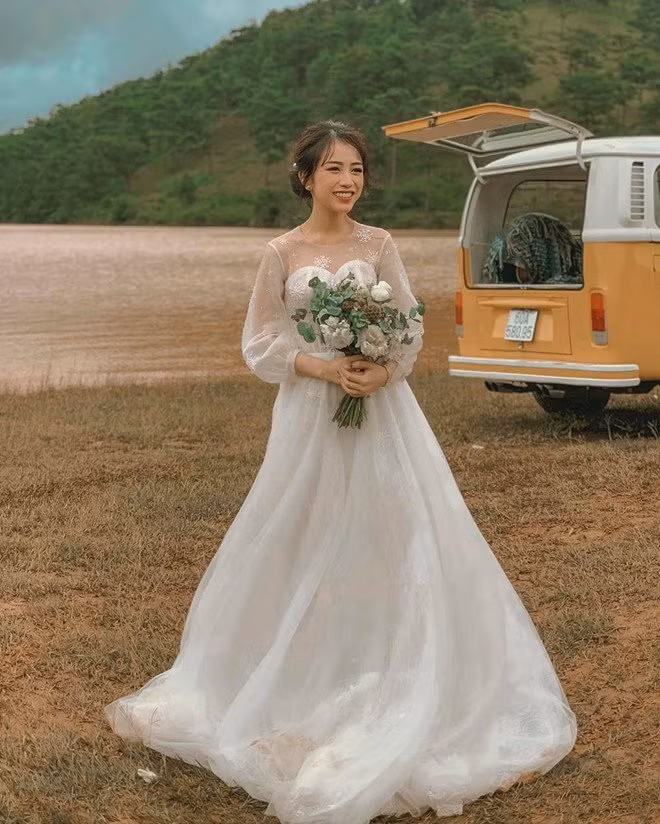 Giữa tháng 8, Minh Anh và Tâm Nguyễn cùng nhau lên Đà Lạt chụp ảnh cưới. Đi cùng cặp đôi là ê kip chụp ảnh lên tới 20 người cùng vô số bạn bè, người thân.