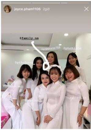 Theo đó, bìa thiệp cưới có ảnh của cô dâu chú rể, bên trong là bìa cứng trong suốt ghi đầy đủ thời gian, địa điểm cũng như những quy định khách mời cần thực hiện.