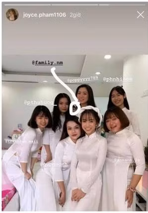 Theo đó, bìa thiệp cưới có ảnh của cô dâu chú rể, bên trong là bìa cứng trong suốt ghi đầy đủ thời gian, địa điểm cũng như những quy định khách mời cần thực hiện.