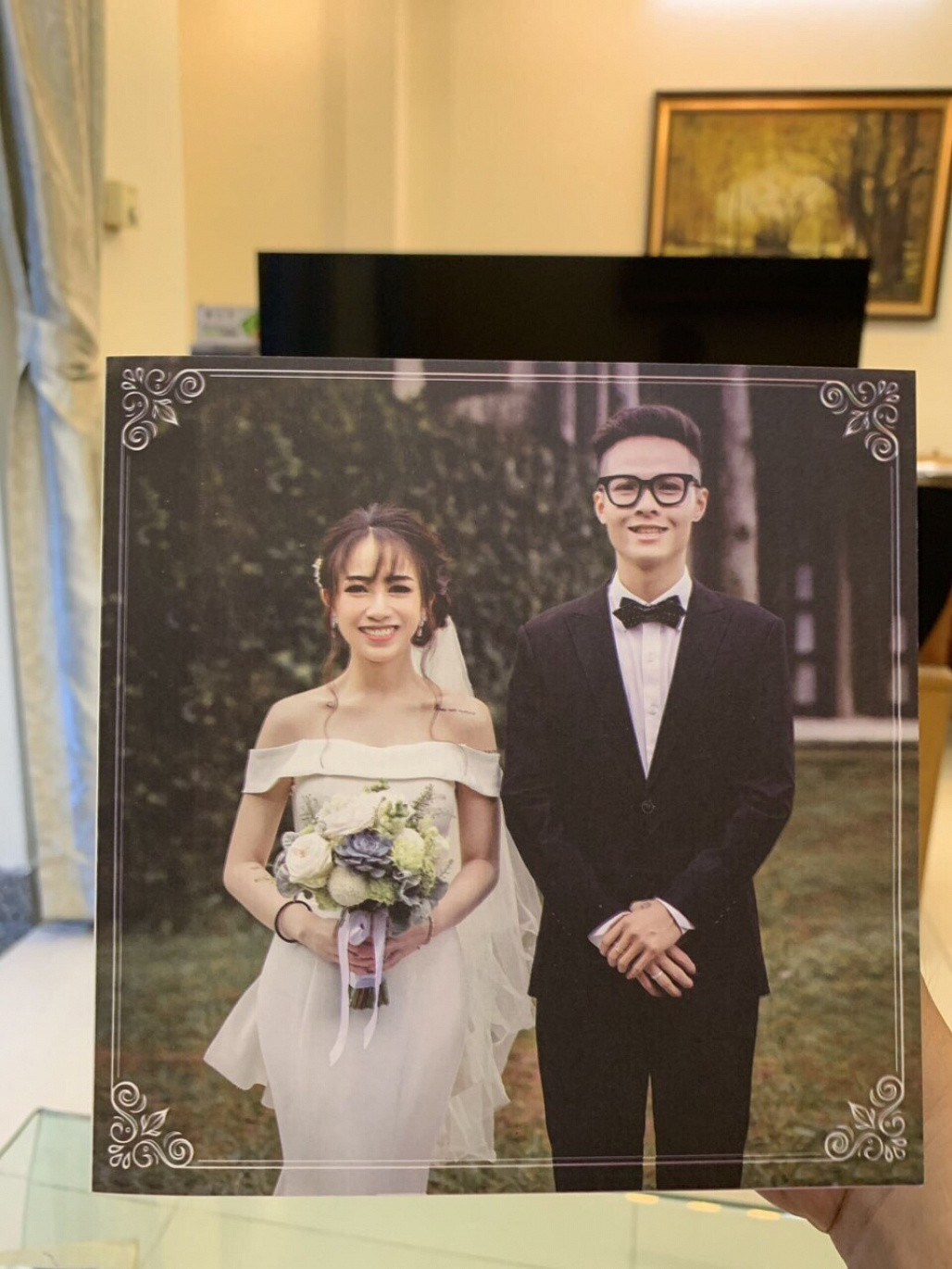 Sau những khoảnh khắc hậu trường chụp ảnh cưới được người trong cuộc hé lộ, mới đây thiệp mời của con gái đại gia Minh Nhựa cũng chính thức được gửi tới tay khách mời.