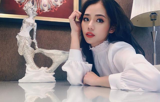 Công việc chính của Hương Ly không phải là ca hát mà là kinh doanh bên cạnh đó, cô nàng còn dành nhiều thời gian để chăm sóc gia đình.