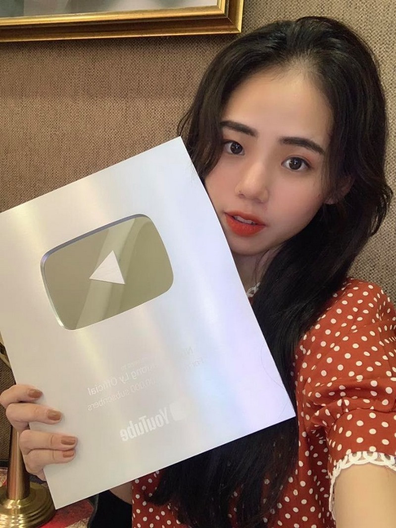 Thậm chí, nhiều người còn ví von rằng, việc Hương Ly bỗng chốc nổi tiếng trên MXH đã "phá giá" Bà Tân Vlog từng gây "sóng gió" thời gian qua.