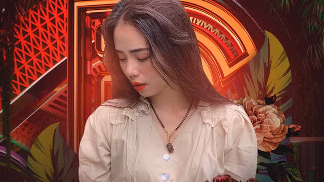 Nghệ thuật mà cụ thể là ca hát là niềm đam mê từ nhỏ của Hương Ly, cô nàng cho biết khi mới 5 tuổi đã có sở thích đứng trên sân khấu để hát trước mặt đông đảo khán giả. Máu văn nghệ từ bé, dần dà qua năm tháng thấm nhuần vào bà mẹ bỉm sửa 2 con và hiện tại mang đến thành công trên MXH.