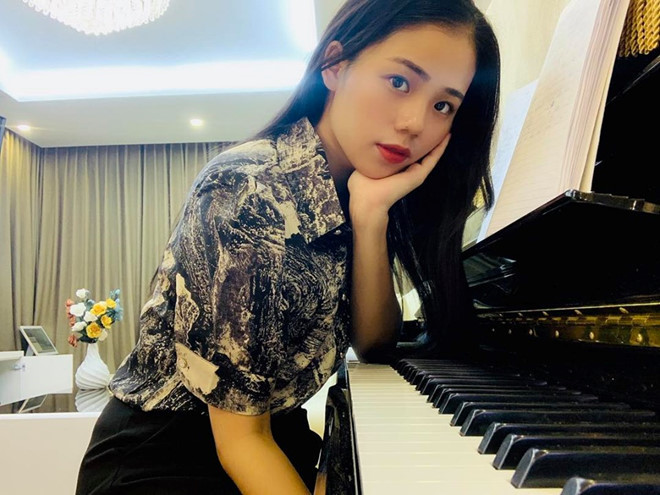 Với việc sở hữu nút vàng Youtube chỉ sau 4 tháng làm kênh, Hương Ly nhận được số tiền không nhỏ và sở hữu lượng fan khủng trên MXH.