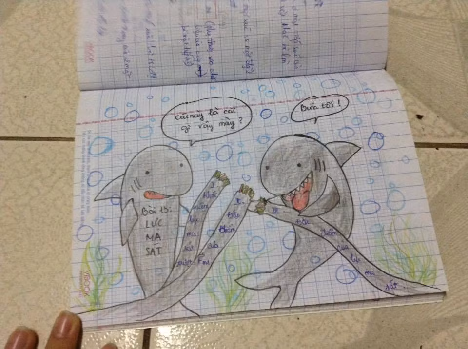 Toán hay Vật Lý là những môn học khá khô khan với hàng tá những công thức phải nhớ. Tuy nhiên, khi phải đối mặt với tình cảnh "nhìn sách như nhìn bức vách" nhiều bạn học sinh đã nghĩ ra cách để thổi hồn vào những trang định lý, định luật vô hồn kia bằng những hình vẽ đầy sắc màu.