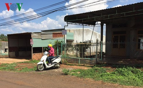 Nhiều nông dân tại xã Ia Blư, Chư Pưh treo biển bán nhà trả nợ.