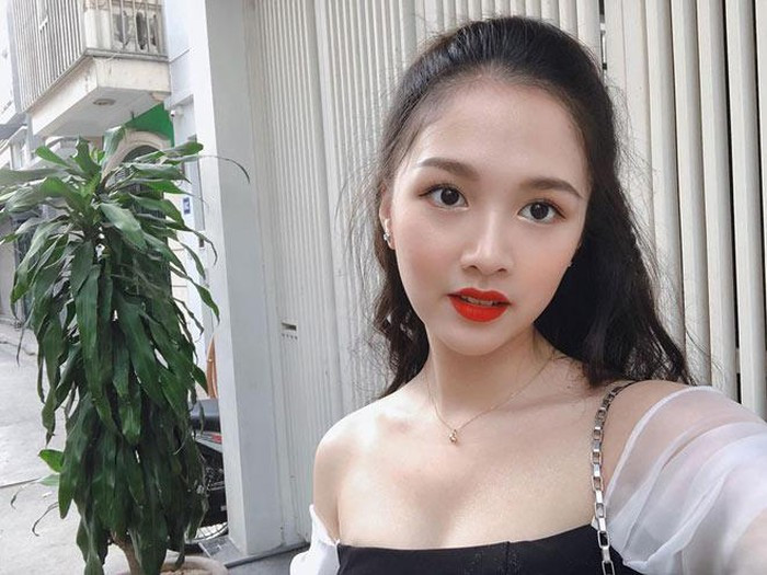 Chia sẻ về việc chọn trường ĐH Luật, Hà Anh cho biết đó là cách ngẫu nhiên, không suy nghĩ nhiều, không ước mơ, không dự định, chỉ vô tình lướt Facebook thấy một người bạn check-in nhận hồ sơ ở Đại học Luật là quyết định thi.