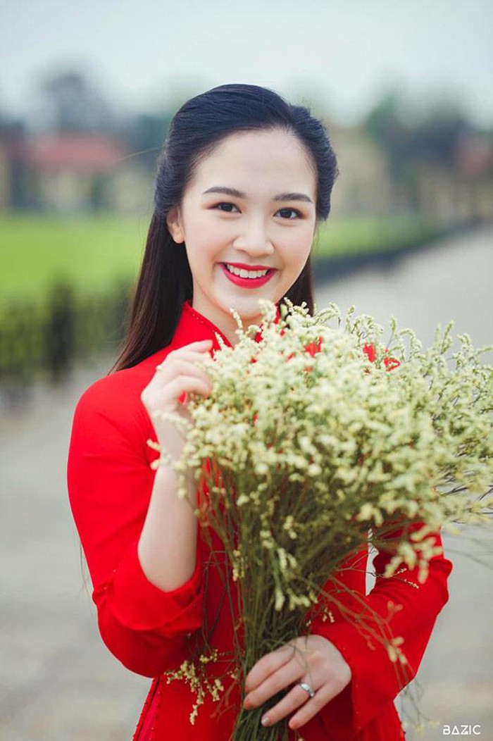 Hà Anh là cô gái từng quen mặt với CĐM khi đạt danh hiệu Hoa khôi Tràng An. Bên cạnh đó cô nàng này từng xuất hiện trên sóng truyền hình qua các bộ phim: Bánh đúc có xương, Nhà có nhiều cửa sổ, Lập trình trái tim…