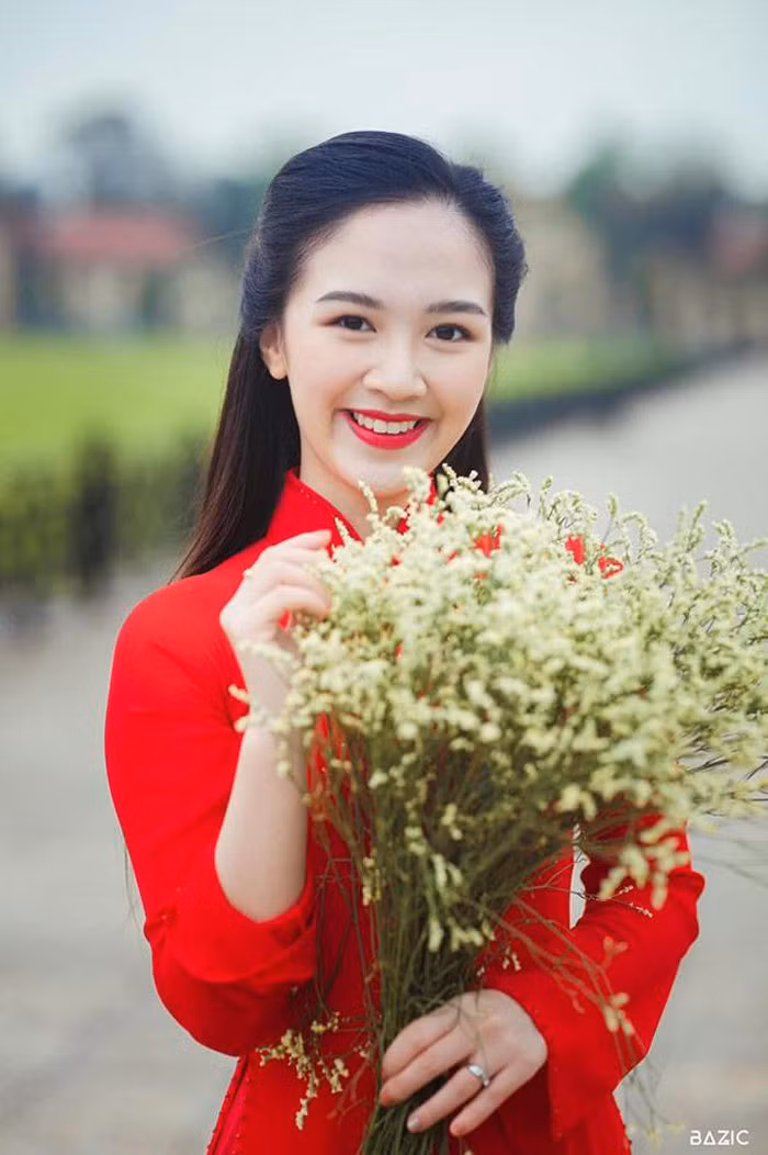 Hà Anh là cô gái từng quen mặt với CĐM khi đạt danh hiệu Hoa khôi Tràng An. Bên cạnh đó cô nàng này từng xuất hiện trên sóng truyền hình qua các bộ phim: Bánh đúc có xương, Nhà có nhiều cửa sổ, Lập trình trái tim…