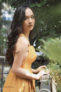 Cụ thể, Hoa khôi Tràng An cho biết: "Đi đến ngày hôm nay, điều mà mọi người đều nhìn thấy chỉ là tấm bằng đại học cứng nhắc nhưng có rất nhiều điều khác còn lại trong ký ức mà mình chỉ muốn giữ cho riêng mình. Và chúng mình, những người đã cùng nhau trải qua đó, giữ riêng cho nhau".