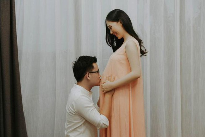 Đang nổi như cồn trên MXH nhưng Hà Anh bất ngờ "bỏ cuộc chơi" khi quyết định lên xe hoa về nhà chồng khi đang là sinh viên năm ba đại học. Tháng 1/2019, hoa khôi 9X hạ sinh con gái đầu lòng.