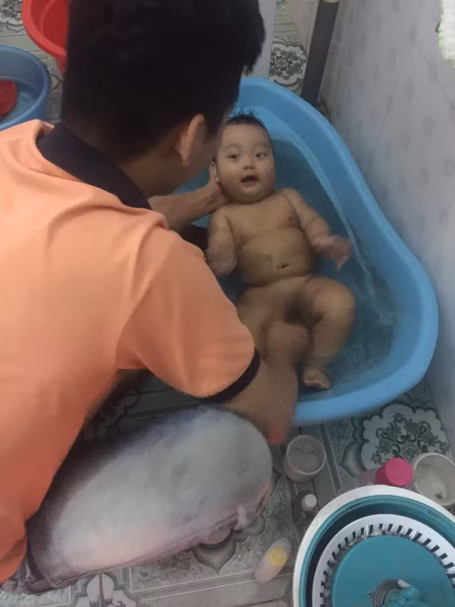 Bên cạnh việc mách tội các ông chồng bê tha rượu bia, bạn bè thì vẫn còn đó những chị em chia sẻ những hình ảnh các đức lang quân ngày đêm chăm sóc con thay vợ và dân mạng ưu ái gọi họ với biệt danh "ông bố của năm".