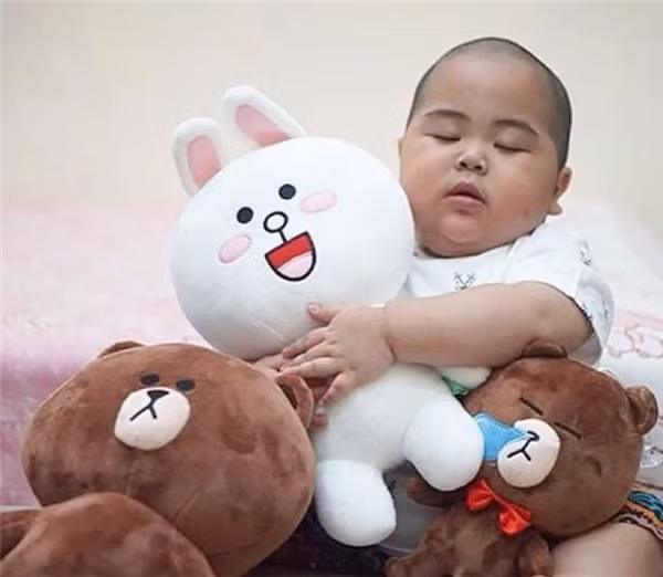 Đâu cần phải lòe loẹt, chỉ cần khuôn mặt bánh bao, dễ thương là cậu nhóc 4 tuổi Tatan đã ăn điểm trong mắt dân mạng và đem về cho mình triệu fan hâm mộ. Ảnh trong bài: Instagram nhân vật.