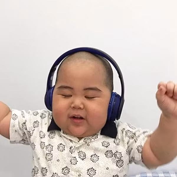 Ngoài Instagram, Tatan còn được anh trai mình là Geraldo mở thêm kênh Youtube, thực hiện Vlog. Con số gần 180.000 fan cho kênh chỉ đăng tải 4 đoạn video đã thể hiện độ "hot" của nhóc tì 4 tuổi.