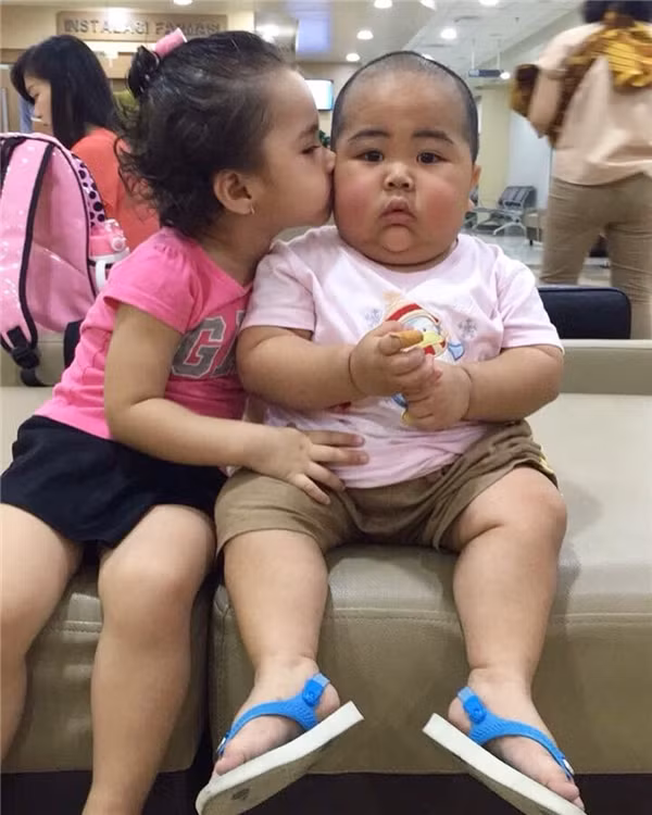 Những clip của Tatan cũng được thực hiện khá đơn giản với các khoảnh khắc đời thường như tập đếm số bằng tiếng Anh, chơi game, ăn đùi gà...