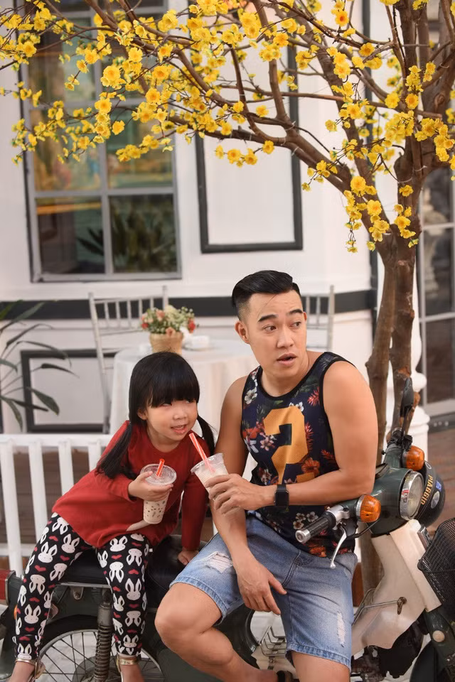 Trong clip của mình, cặp bố con "siêu lầy" Mạnh Hải và Bối Bối đã làm ngạc nhiên mọi người không chỉ vì diễn xuất xuất thần, hài hước và đáng yêu, đặc biệt với cô bé 5 tuổi Bối Bối. Dù chỉ là hai bố con quay chơi với nhau nhưng sự hài hước đã khiến họ được chú ý và trở thành hiện tượng mạng xã hội trong thời gian vừa qua.