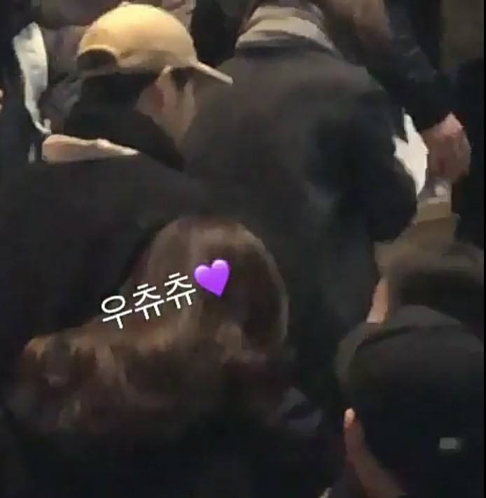 Song Joong Ki xuất hiện với trang phục màu đen và đội mũ