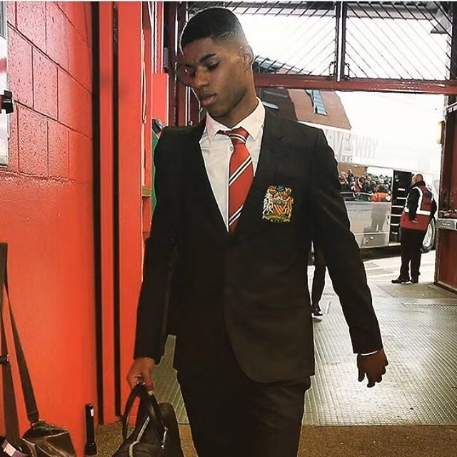 Hình thể vạm vỡ cùng lối chơi dũng mạnh đã giúp Rashford chiến thắng trong những cuộc đối đầu tay đôi và thực sự hiệu quả trong những pha cố định. Bên cạnh đó, cầu thủ trẻ này còn sở hữu những cú sút khá uy lực mang dáng dấp của huyền thoại Paul Scholes.