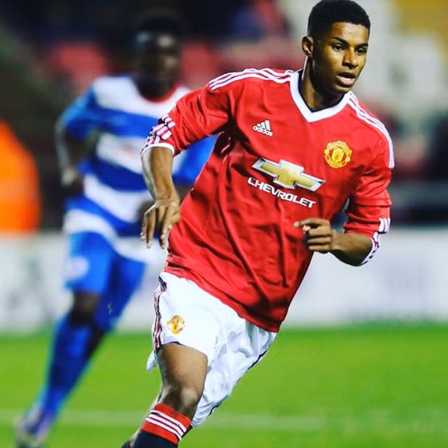 Mặc dù là người “Manchester gốc” nhưng Rashford chỉ mới gia nhập lò đào tạo của Quỷ đỏ thành Manchester từ năm 2014. Tuy nhiên, sự tiến bộ vượt bậc của cầu thủ 18 tuổi này giúp anh có tên trong đội 1.