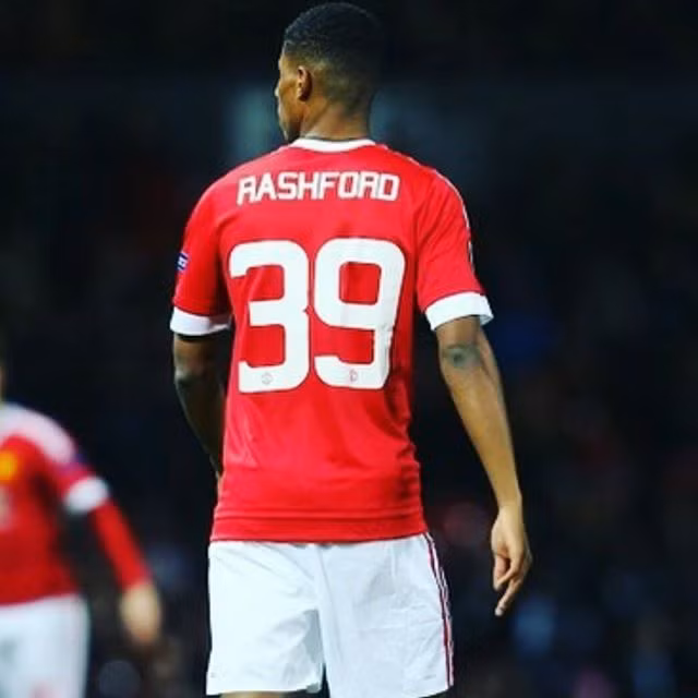 Với nhãn quan chiến thuật nhạy bén mang hình hài của một "sát thủ", Rashford có thể thi đấu mọi vị trí trên hàng công từ tiền đạo cắm, chạy cánh hoặc hộ công.