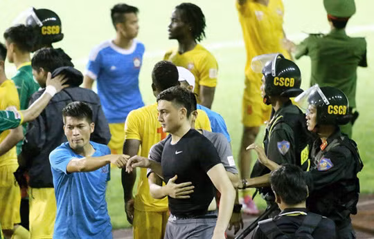Tuy nhiên, Sỹ Mạnh cũng đính chính thêm rằng không dùng dao để đánh Văn Lâm và khi bỏ chạy, thủ thành lai Việt Nga chạy ra ngoài và té ngã lật cổ chân. Hiện tại, trợ lý Sỹ Mạnh đã bị CLB Hải Phòng sa thải và chính CLB đất Cảng cho rằng đây là việc xô xát ngoài sân cỏ nên họ rất khó xử lý. Ảnh: Báo Cần Thơ.