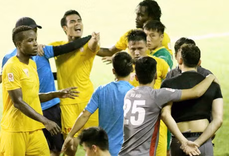 Theo một số thành viên CLB HAGL, chẳng ai xa lạ gì tính cách của Văn Lâm. "Ngày xưa, khi mới từ U19 Việt Nam về đá cho HAGL, Văn Lâm được gọi đi đá giải U21 quốc gia năm 2012. Không ngờ chỉ vì không được HLV Nguyễn Quốc Tuấn giao đá chính mà cậu ta sút bóng thẳng vào cabin chỗ ban huấn luyện ngồi", một thủ môn cùng lứa với Lâm chia sẻ. Ảnh: Báo Cần Thơ.