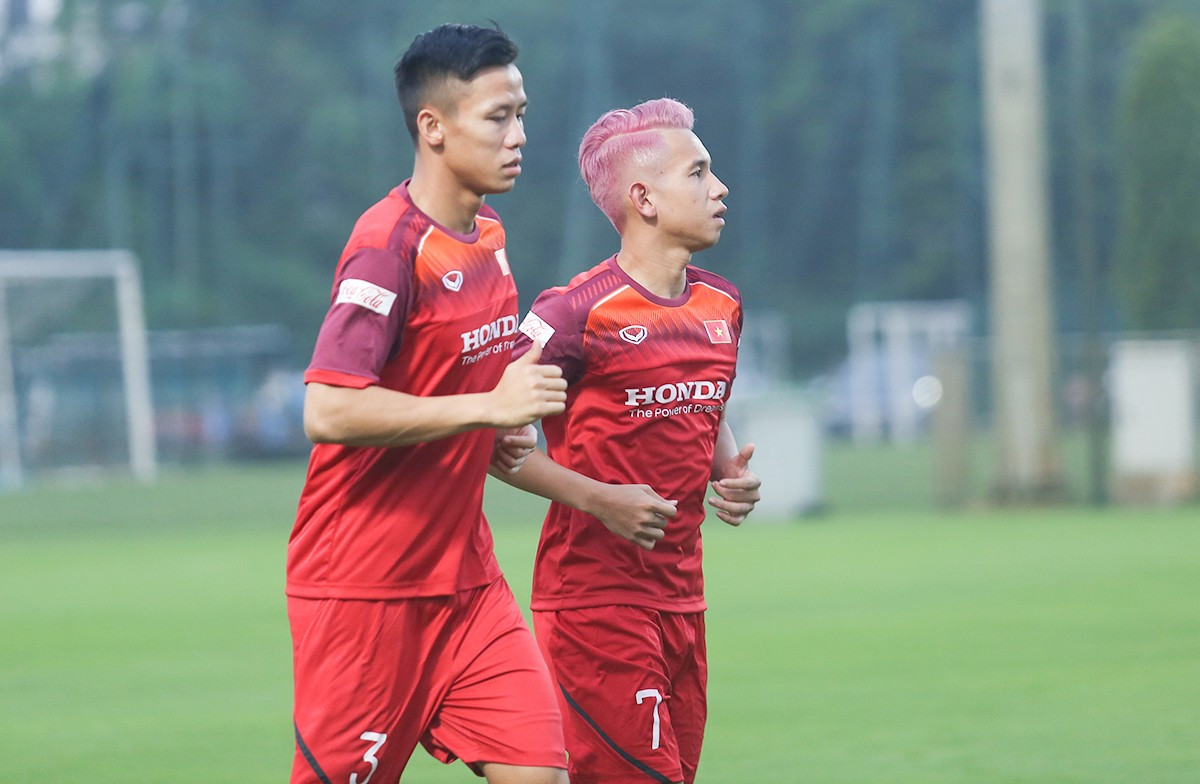 Thay vì mái tóc vàng như cũ, cầu thủ sinh năm 1996 quyết định làm mới mình khi lên tuyển bằng diện mạo khác biệt