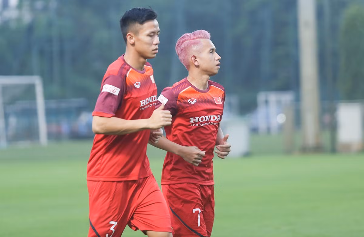 Thay vì mái tóc vàng như cũ, cầu thủ sinh năm 1996 quyết định làm mới mình khi lên tuyển bằng diện mạo khác biệt