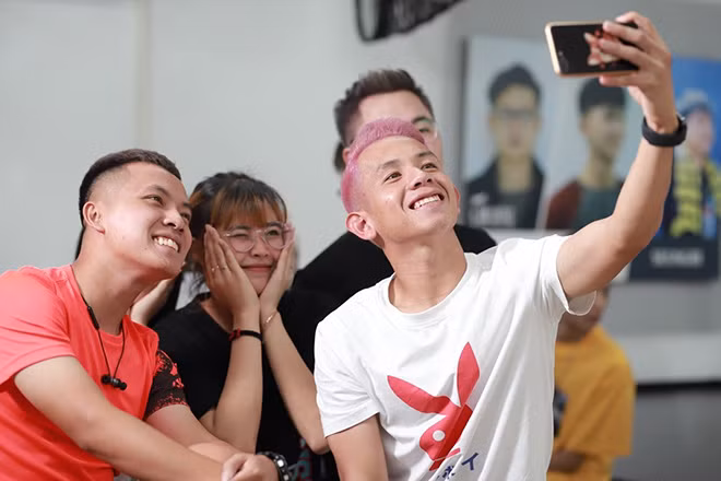 Hồng Duy và Văn Thanh tranh thủ check-in cùng fan hâm mộ.