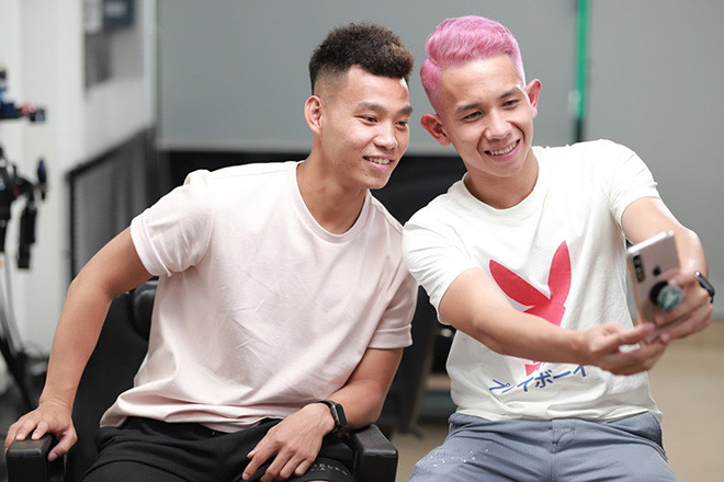 Sau đó, bộ đôi cầu thủ HAGL còn lưu lại hình ảnh của mình để khoe với fan trước khi tập trung luyện công cho trận đấu giữa ĐTQG Việt Nam và Thái Lan diễn ra vào ngày 5/9.