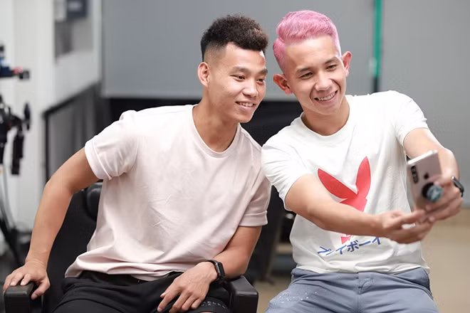 Sau đó, bộ đôi cầu thủ HAGL còn lưu lại hình ảnh của mình để khoe với fan trước khi tập trung luyện công cho trận đấu giữa ĐTQG Việt Nam và Thái Lan diễn ra vào ngày 5/9.