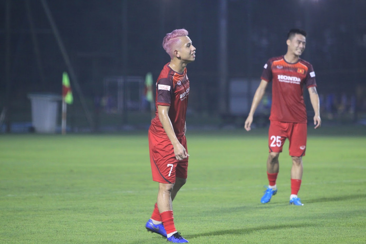 Trên sân, NHM chú ý tới mái tóc của tiền vệ Nguyễn Phong Hồng Duy.