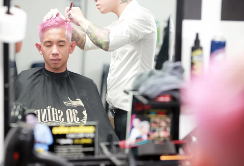 Chàng tiền vệ "phố núi" tỏ ra hào hứng với màu tóc mới. Bởi nó làm làn da ngăm đen của anh trở nên sáng hơn.