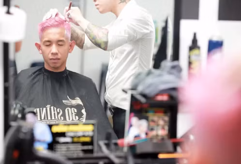 Chàng tiền vệ "phố núi" tỏ ra hào hứng với màu tóc mới. Bởi nó làm làn da ngăm đen của anh trở nên sáng hơn.