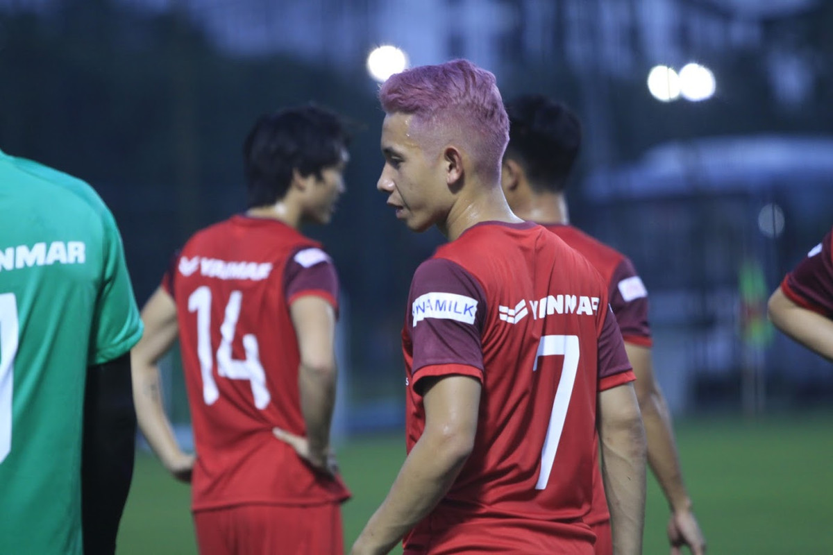 Vẻ ngoài của Hồng Duy "Pinky" mang đến không khí vui vẻ và thoải mái cho buổi tập của đội tuyển Việt Nam.