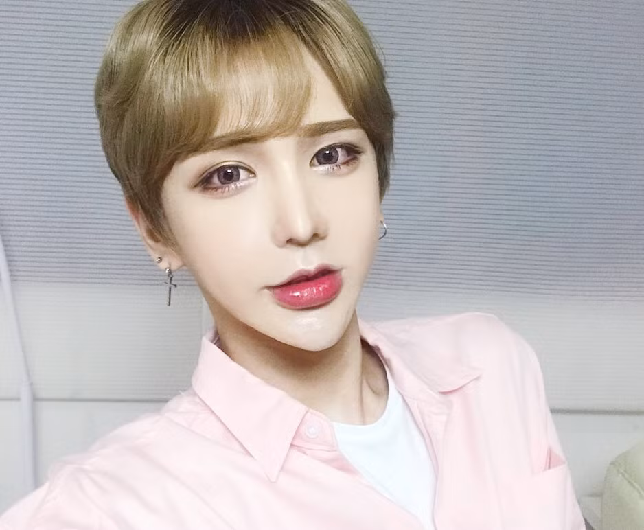 Khuôn mặt V Line và nữ tính của Han Jin Ho khiến nhiều người lầm tưởng cậu là con gái. Không những thế, mỹ nam Hàn Quốc này lại rất thích trang điểm và đặc biệt là tô son.