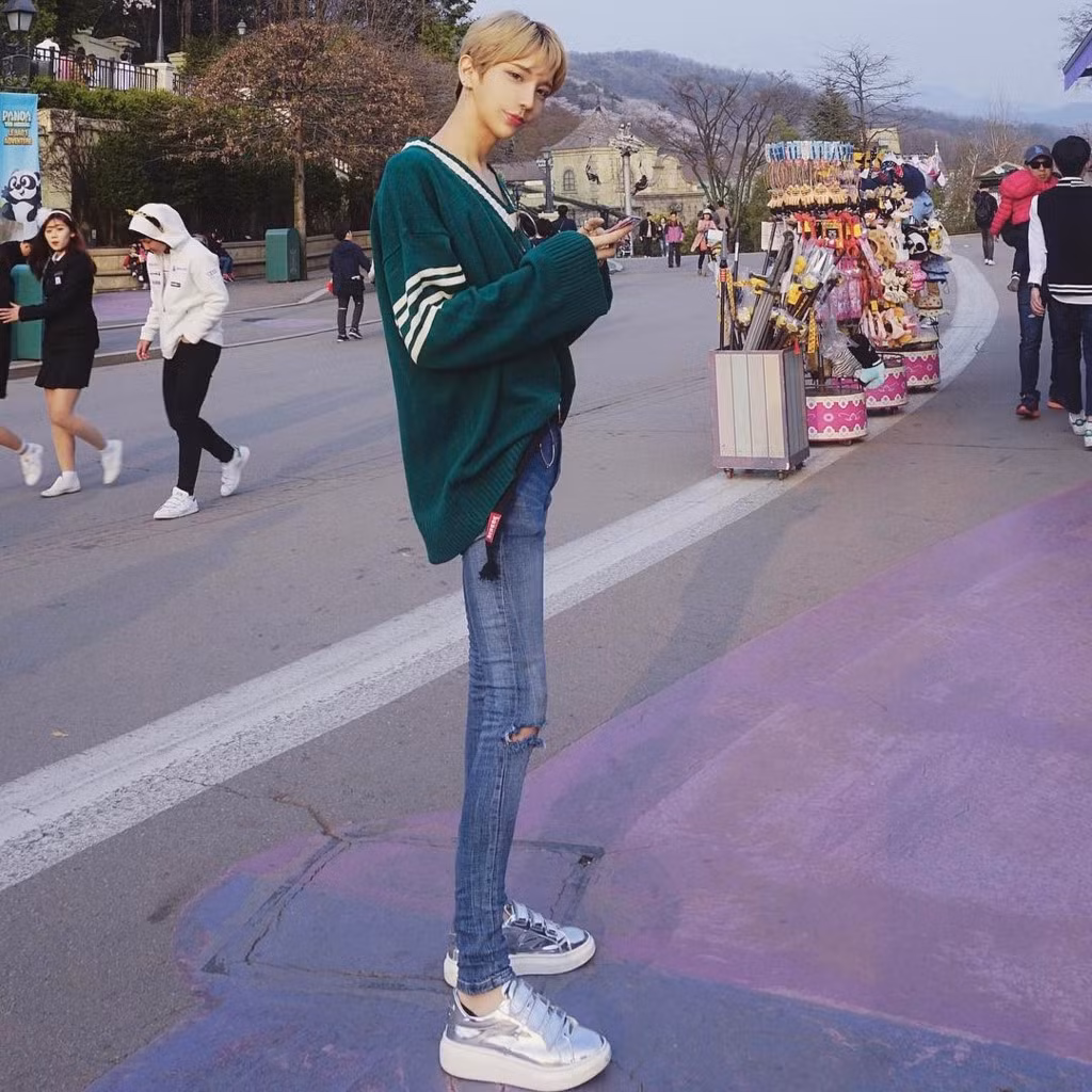 Ngoại hình của Jinho từng gây ra nhiều ý kiến tranh cãi trong cộng đồng mạng. Nhiều người khen ngợi vẻ điển trai của anh chàng nhưng cũng không ít dân mạng chỉ trích cách 9X Hàn Quốc này cố tình làm gương mặt của mình trở nên nữ tính.