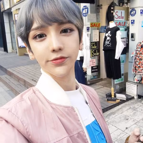 Trang phục và cách tạo dáng khi chụp hình của chàng trai Hàn Quốc cũng giống với các cô gái khiến nhiều người bị thu hút.