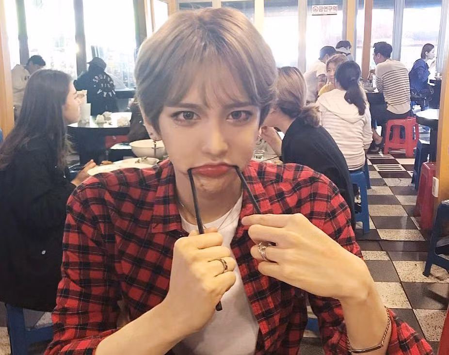 Chính bởi sở hữu gương mặt đẹp, nhiều người hâm mộ đã ưu ái gọi anh chàng này là "trai đẹp như hoa" hay "mỹ nam truyện tranh".