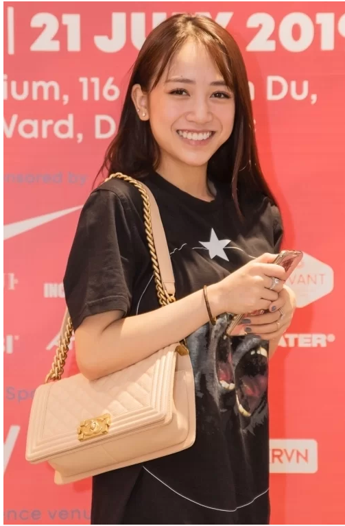 Được biết, đoạn clip bóc giá bộ outfit đồ hiệu của Joyce Phạm được quay vào hồi tháng 7/2019 vừa qua tại sự kiện Sneaker Fest.