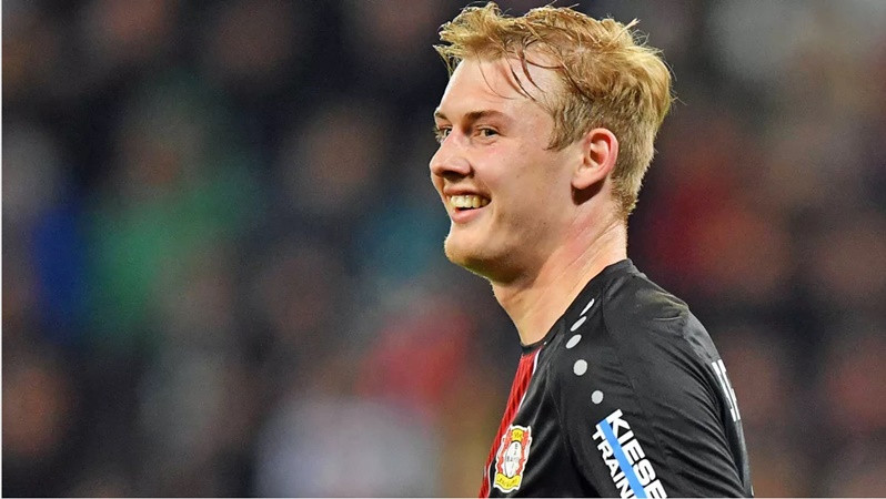 Trong buổi phỏng vấn sau trận đại thắng 6-1 trước Frankfurt, Brandt đã khiến đội bóng chủ quản vui lòng khi anh cam kết tương lai tại nước Đức.