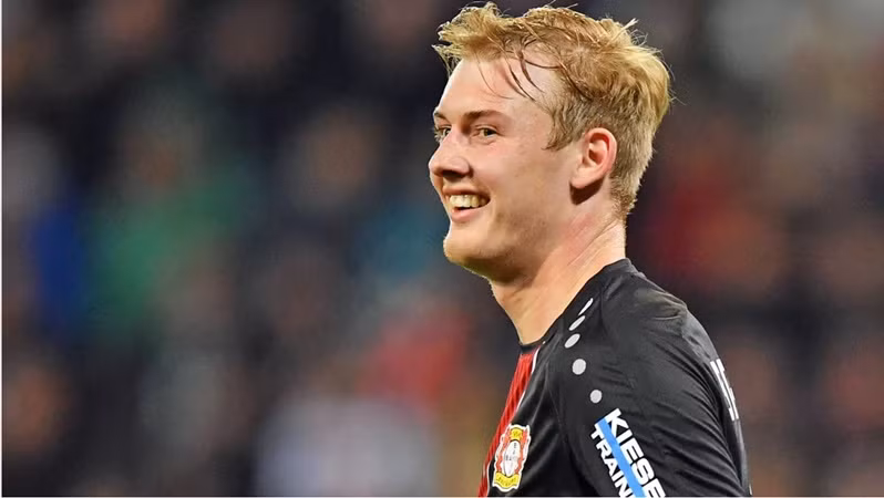 Trong buổi phỏng vấn sau trận đại thắng 6-1 trước Frankfurt, Brandt đã khiến đội bóng chủ quản vui lòng khi anh cam kết tương lai tại nước Đức.