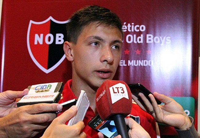 Chuyển nhượng bóng đá từ Hà Lan, Ajax đã gửi lời đề nghị 7 triệu euro dành cho trung vệ Lisandro Martinez. Cầu thủ sinh năm 1998 hiện tại đang thi đấu ấn tượng trong màu áo CLB Defensa tại Argentina.